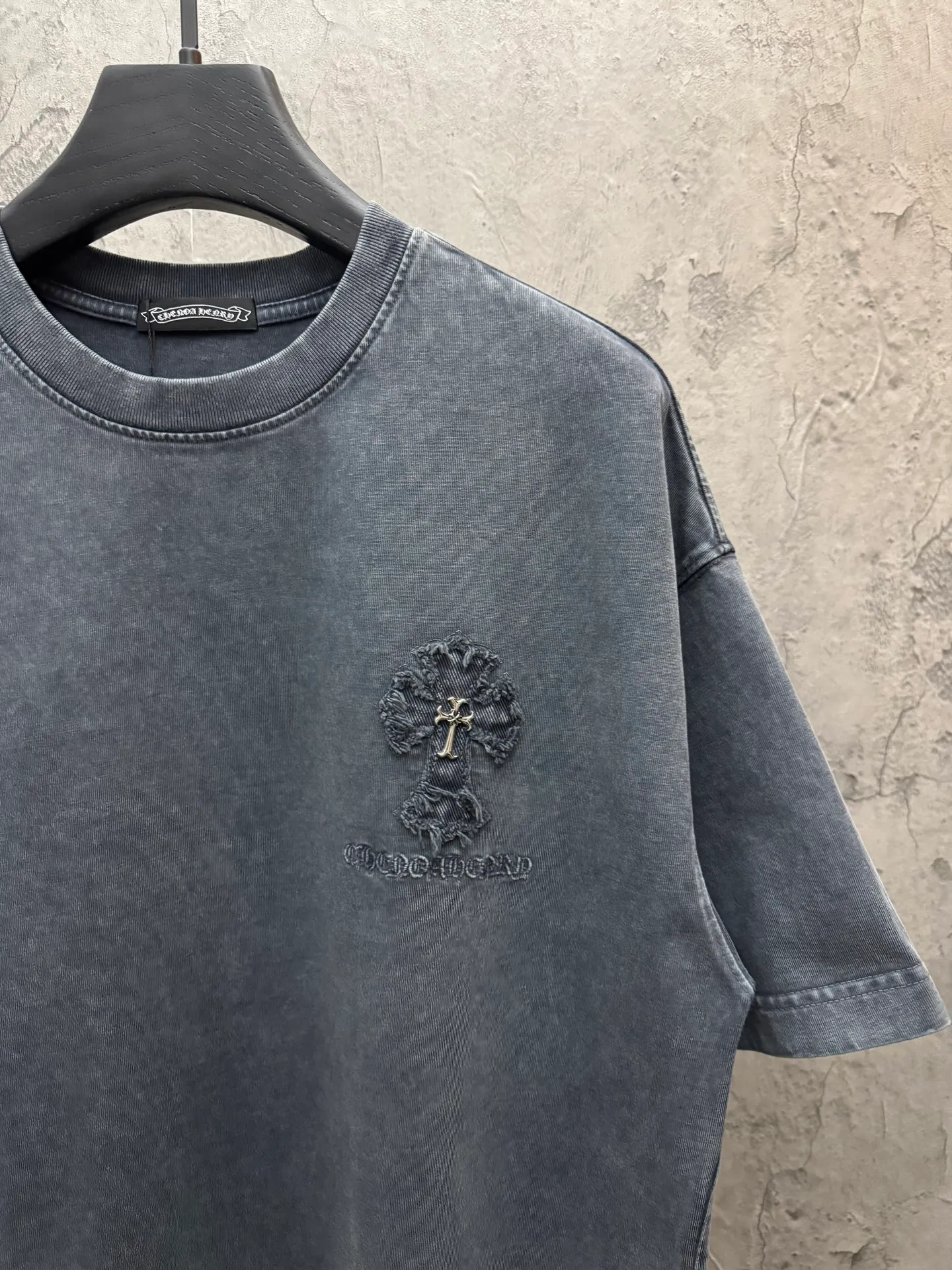 P230 top version, real shot without P, ​​different from market currency) 𝗖𝗵𝗿𝗼𝗺𝗲 𝗛𝗲𝗮𝗿𝘁𝘀/Croxin 2026 spring new original single counter American washed patch embroidered couple short sleeves 👑The highest version! Customized fabric 320 grams, washed and fried. Best-selling model at the counter. Very comfortable to wear. Accessories: Original molded and authenticated collar label➕100% silk wash label. Genuine purchase-grade original hangtag➕matching hanging rope➕3D hanging beads➕original packaging bag. Craftsmanship: The original version has consistent wiring! The highest version of the armhole matching technique! Color: Gray Black Size: S M L XL Style No.: 6609